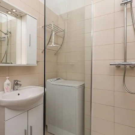 1 Bedroom Stunning In Apartment *
